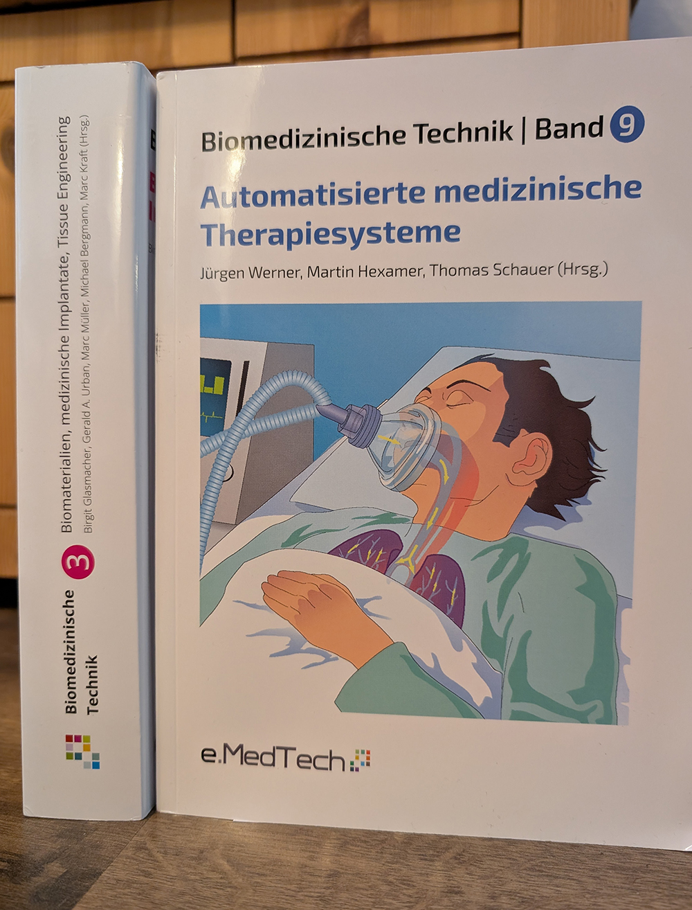 Das Bild zeigt mehrere Ausgaben des Magazins ALFONZ